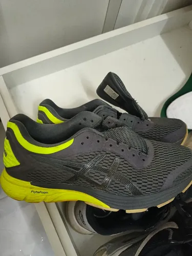 Tenis asics. Muito bem conservado ta sem o cadarso 41