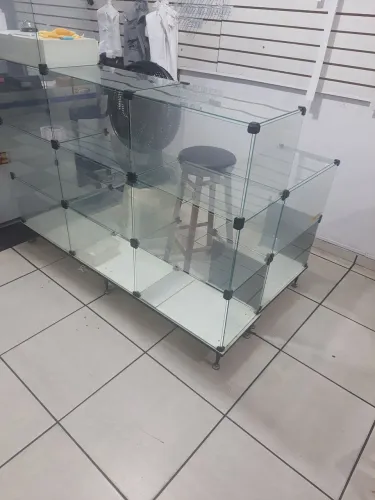 LBalcao expositor de vidro com caixa.