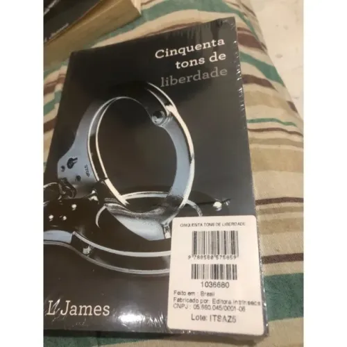 Livro Cinquenta  tons de liberdade novo