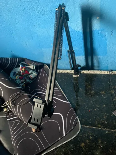 Suporte articulado com 2 piça q pode ate coloca coller