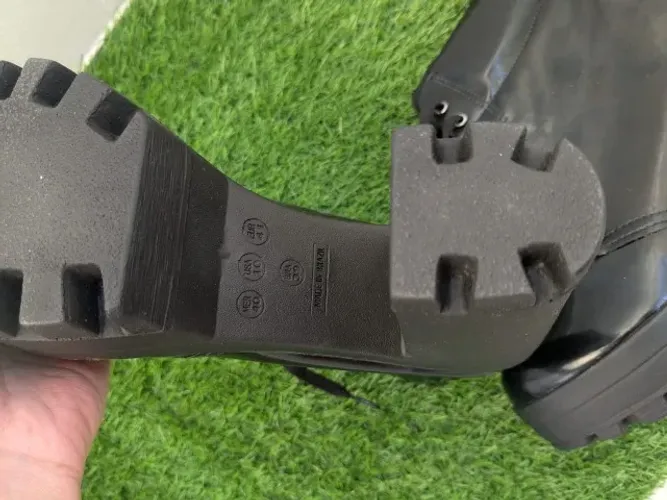 Bota de couro e salto alto nº39