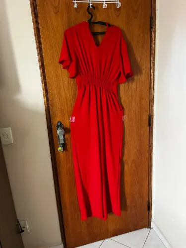 Macacão vermelho tamanho M