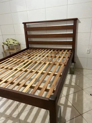 Cama de madeira maciça de casal