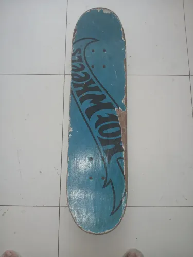 Skate Hot Wheels com trucks e rodas
