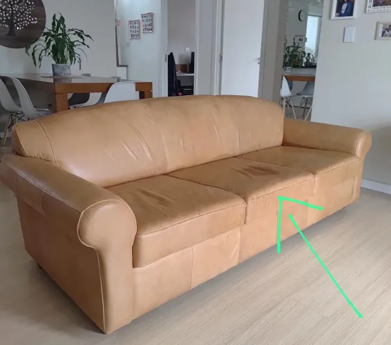 Sofa de couro caramelo.