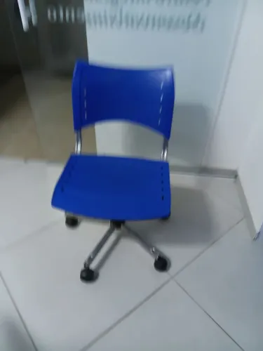 Cadeira plástica regulagem altura, azul, plástica com rodízio