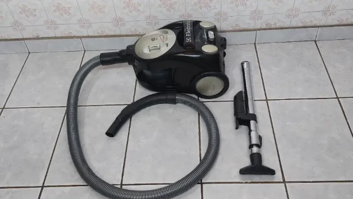 Aspirador de Pó Electrolux Easybox 1600W- Filtro hepa - Não usa saco -110V 