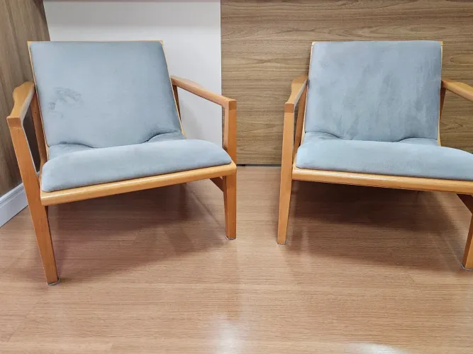Vendo 2 Poltronas com base em madeira maciça