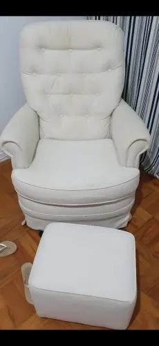 POLTRONA DE AMAMENTAÇÃO COM PUFF E BALANÇO BEGE