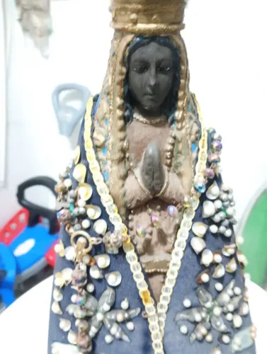 imagem Nossa Senhora Aparecida em gesso, com manto. 45 centímetros.