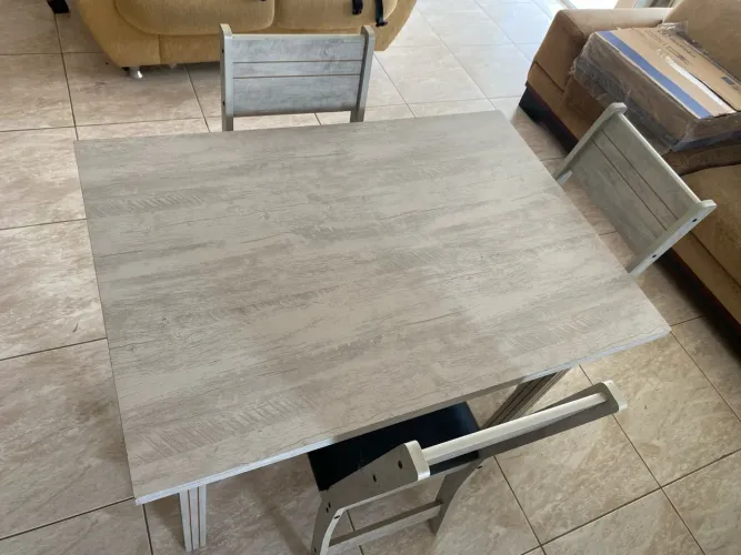 MESA DE COZINHA COM CADEIRAS