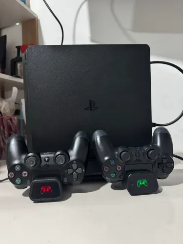 PS4 PlayStation 4 Slim - 1TB + 2 controles (Aceito Cartões).
