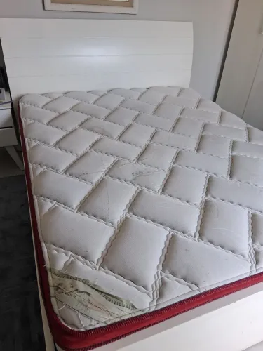 CAMA DE MADEIRA COM COLCHÃO - QUEEN