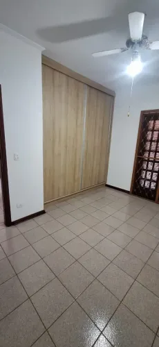Sobrado para venda tem 212 metros quadrados com 3 quartos