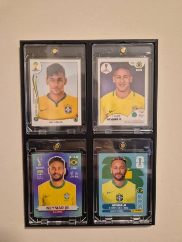 Kit Colecionável Figurinhas Neymar em Copas Acompanha Acrílico e Quadro Magnético