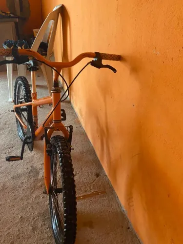 Vende - Bicicleta Aro 20 bem conservada , tem conversa no preço. 