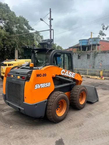 minicarregadeira (skid steer loader) CASE SV185B.