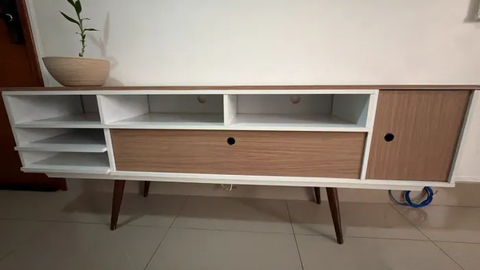 Rack para sala - Branco com partes adesivadas em tom madeira