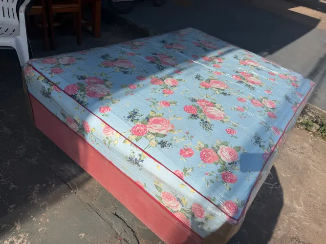 Cama casal em edredom mola nova