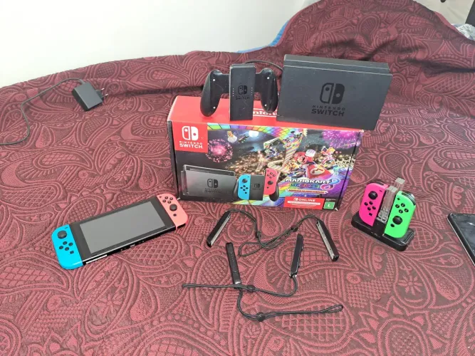 Vendo video game Nintendo switch desbloqueado com varios jogos, 2 controles carregador.