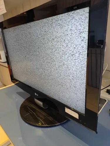 Televisor LG 32" modelo 32LB9RTA, não tem consersor digital e não é smartv