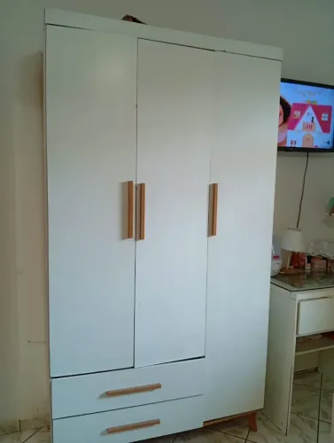 Quarda roupa em ótimas condições,estou trocando por um mais,esta desmontado para guardar