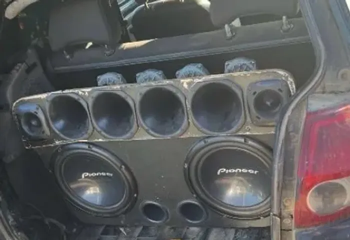 vendo som automotivo, 4 cornetas d 250 originais, multimídia,fios pra instalar 2 Twitter