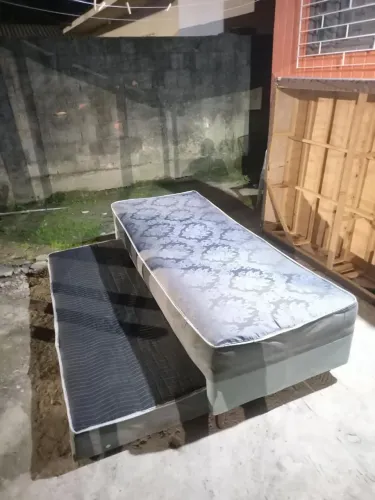 Cama de solteiro com auxiliar