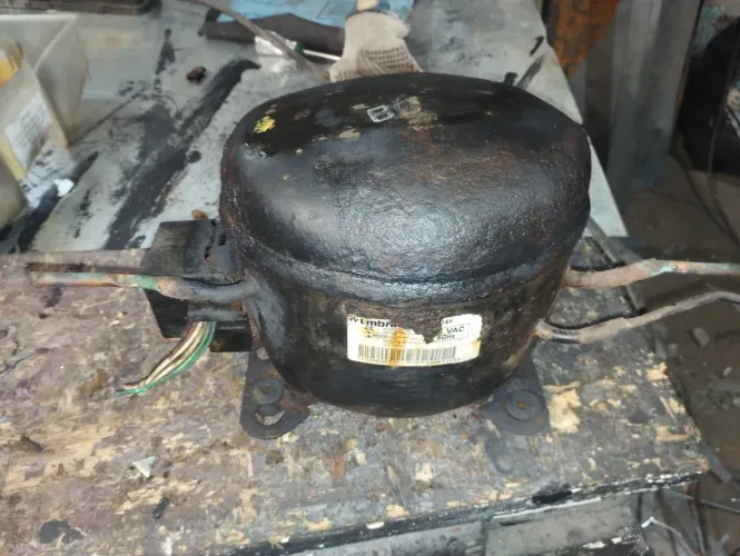 Motor de geladeira Eletrolux.