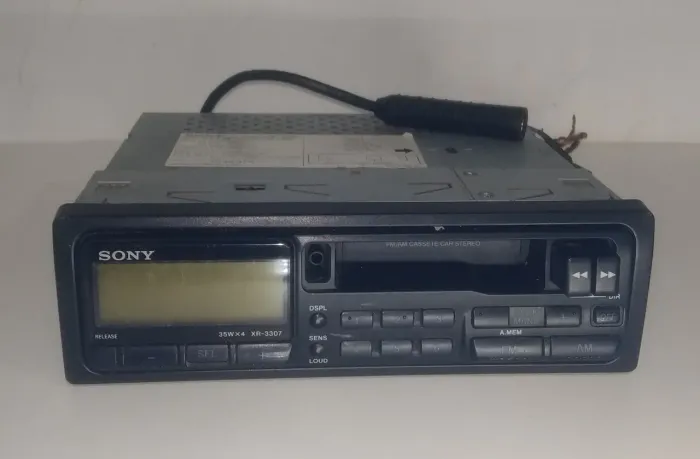 Rádio toca-fitas automotivo Sony para carros antigos.