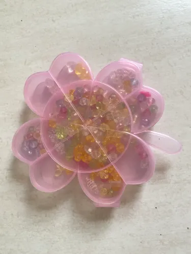 Kit Miçangas para Fazer Pulseiras + Estojo Organizador em Formato de Flor Rosa