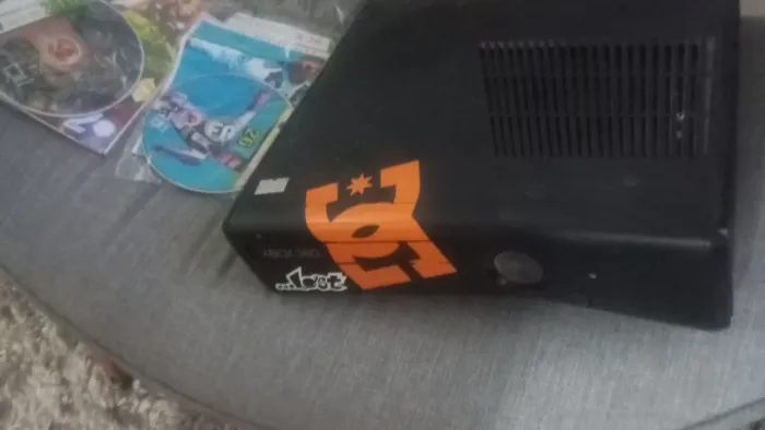 Vendo Xbox 360 2 controles e jogos !! Pra sair hoje : 450 reais