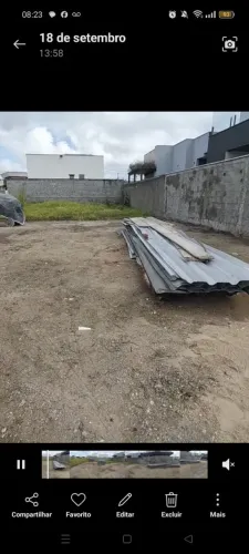 Telhas para tapume e taboas de madeira para construção