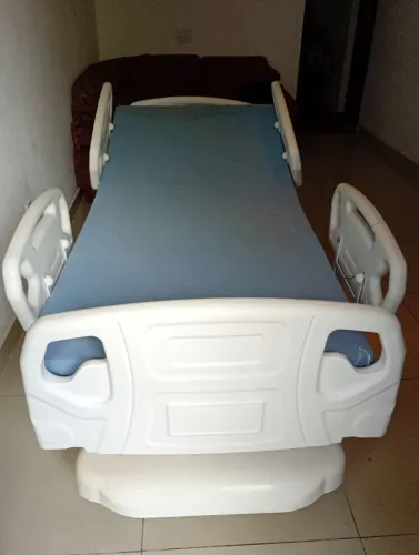 Cama hospitalar.