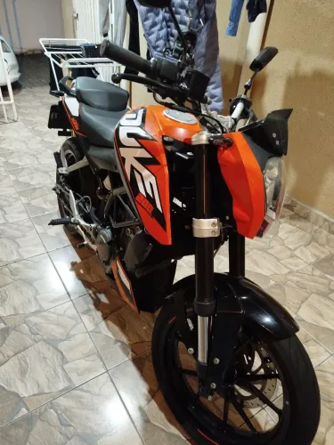KTM DUKE 200 ( TROCO POR CARRO )