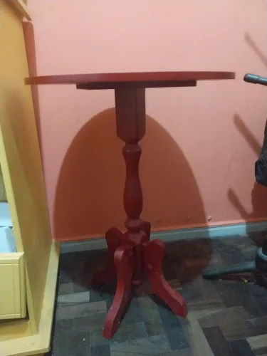 Mesinha vermelha de madeira