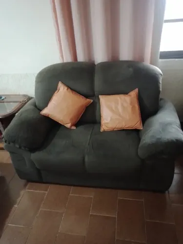 Vendo sofá 2 lugares Suede marrom, usado.