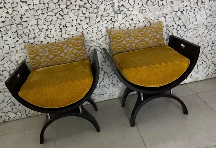 Par de bancos em madeira