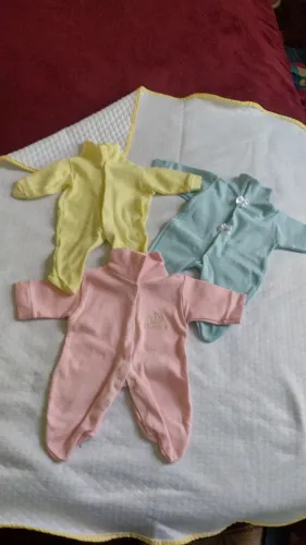 Macacões novos para bebês