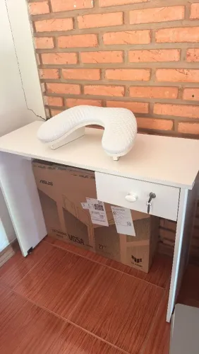 Mesa de manicure e apoio de mãos.