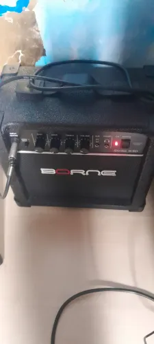 Amplificador de guitarra praticamente novo barato pra sair logo 
