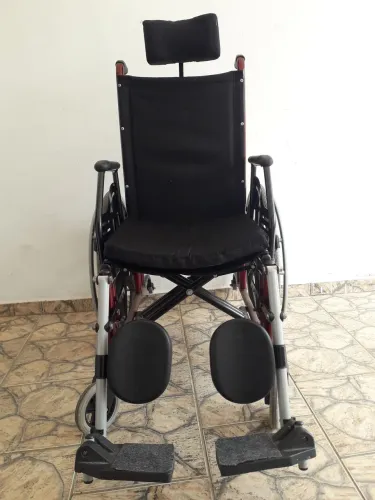 Cadeira de rodas articulada 