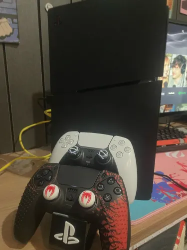 PS5 SLIM 1T + 2 CONTROLES C/ BASE