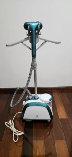 Vaporizador Passadeira de Roupas Electrolux com Vapor Vertical (GST10)