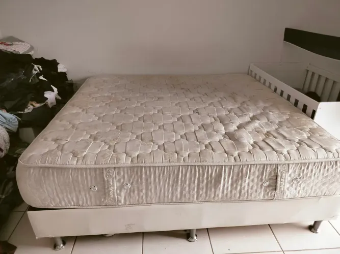 Cama box Queen size com m colchão em boas condições, venda motivo comprei outra.