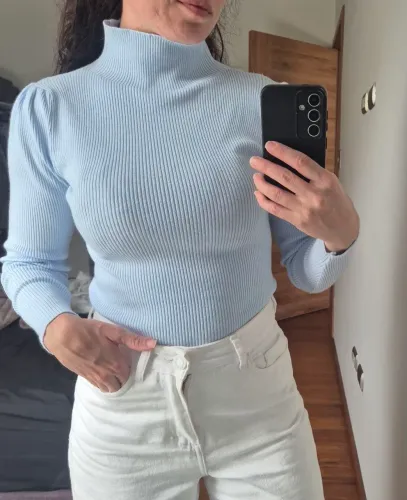 Blusa de frio gola alta azul bebê tamanho M (nova)