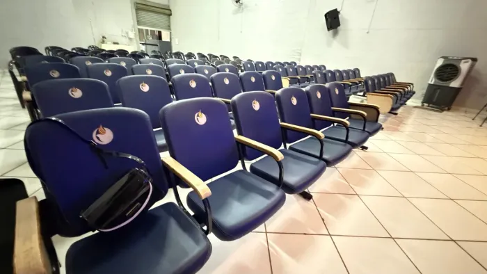 Cadeiras estofadas pra igreja ou auditório poltronas