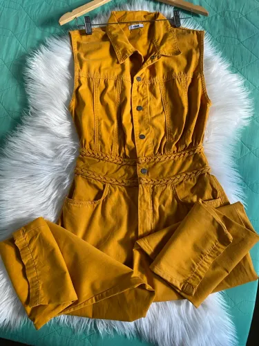 Macacão amarelo FÓRUM 