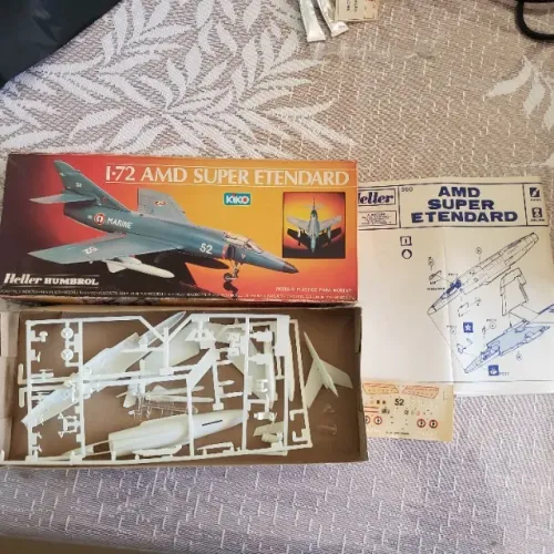 Kit de plastimodelismo Heller-Kiko do caça francês Dassault Super Étendard, escala 1/72