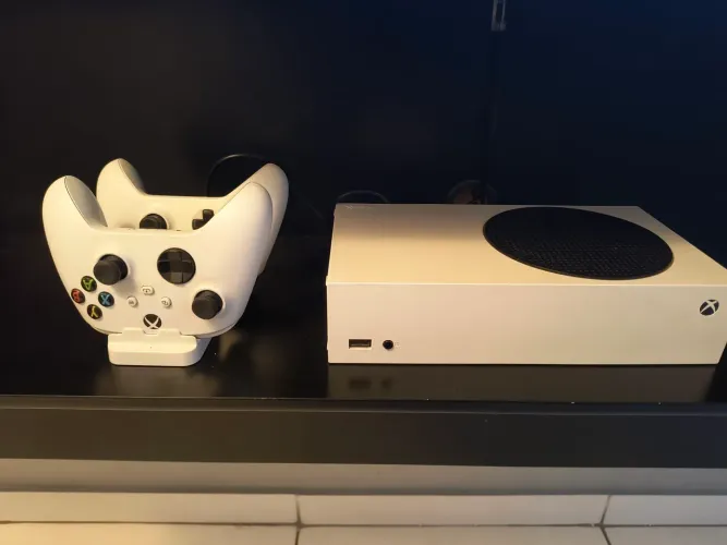 Xbox series S com 2 controles 